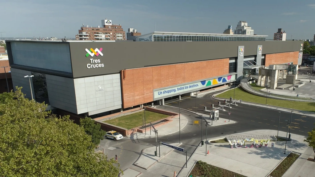 Tres Cruces Shopping confía en iParkings para un sistema de estacionamiento inteligente que mejora la experiencia y la eficiencia.