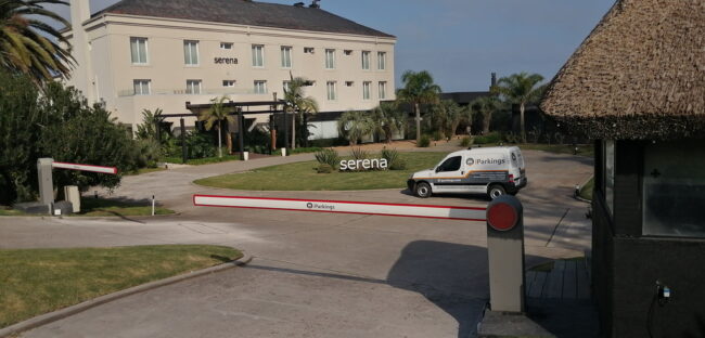 Barreras Vehiculares iParkings en Hotel Serena Control de acceso vehicular en un hotel
