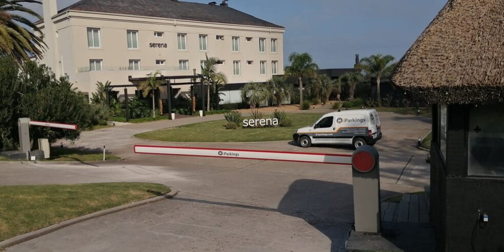 Barreras Vehiculares iParkings en Hotel Serena Control de acceso vehicular en un hotel