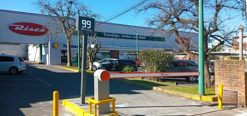 iParkings optimiza el acceso, evita el uso indebido del estacionamiento y brinda datos clave para la gestión en centros comerciales y supermercados.