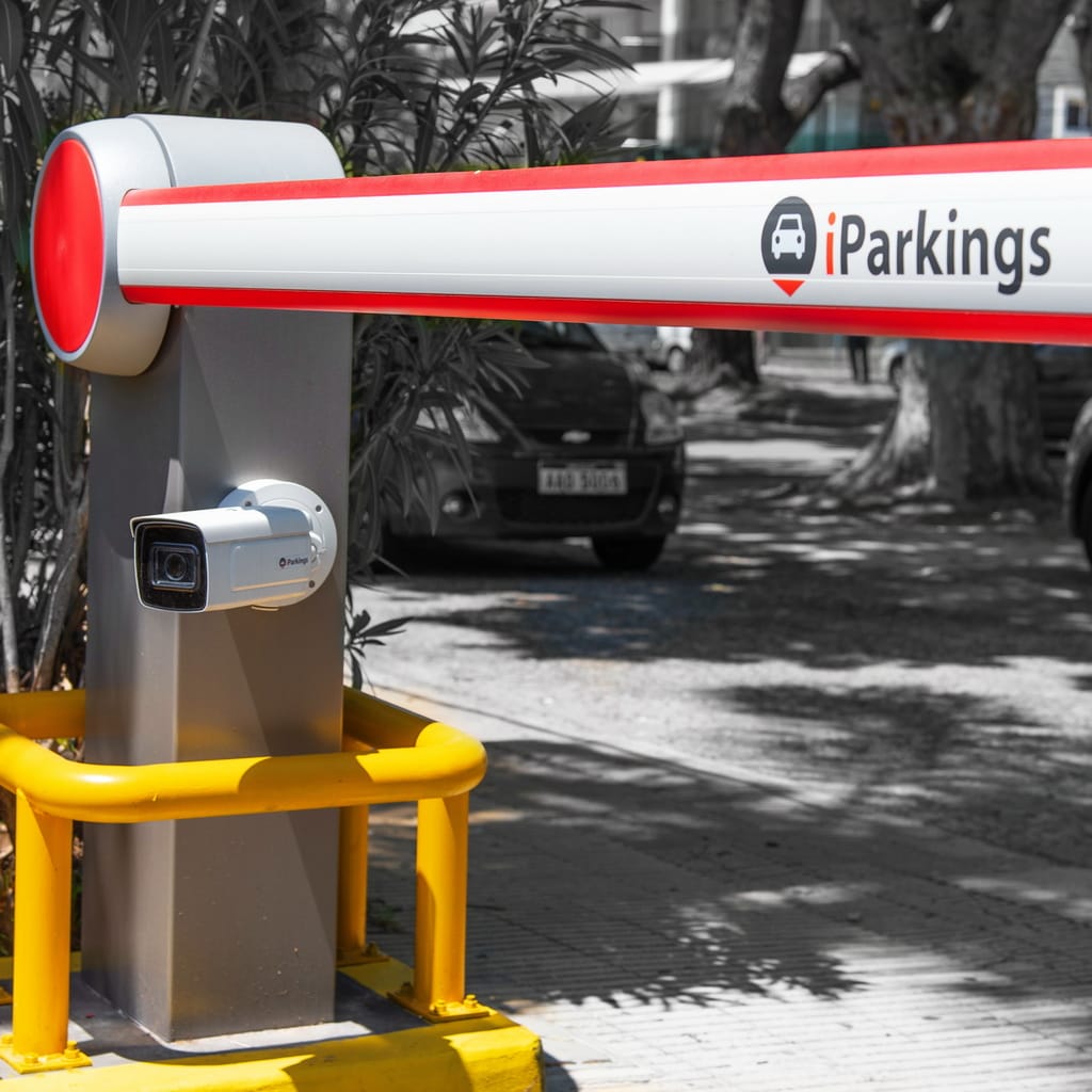 Barrera automática vehicular DITEC QIK7 instalada por iParkings en estacionamiento comercial