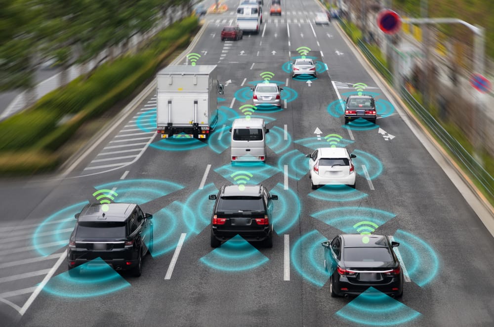 En muchas ciudades, encontrar lugar para estacionar en la vía pública se ha vuelto una tarea casi imposible. El estacionamiento tarifado surge como una herramienta clave para ordenar el uso del espacio, mejorar la rotación, desalentar los abusos y potenciar el comercio local. Con tecnología como sensores de disponibilidad y sistemas de control inteligente, es posible transformar el caos en eficiencia urbana.