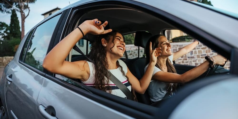 iParkings satisfacción del cliente Dos clientes contentos a la hora de salir de un estacionamiento