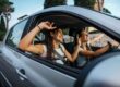 Dos clientes contentos a la hora de salir de un estacionamiento