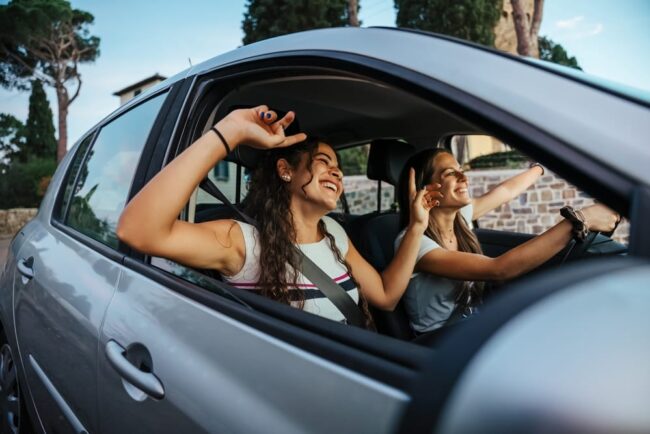 Dos clientes contentos a la hora de salir de un estacionamiento