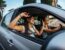 Dos clientes contentos a la hora de salir de un estacionamiento