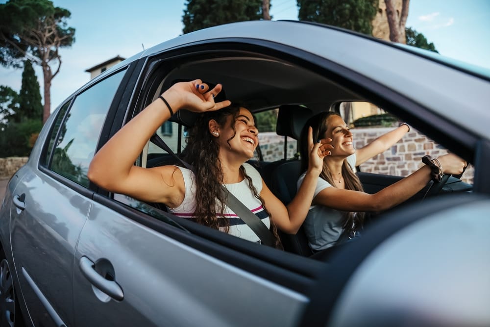 Dos clientes contentos a la hora de salir de un estacionamiento
