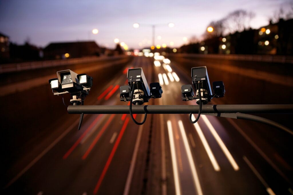 Los radares fijos controlan la velocidad en un único punto, pero generan el conocido “efecto frenazo”, reduciendo su eficacia para mejorar la seguridad vial. Los sistemas de velocidad promedio por tramos logran un control continuo, ordenan el tránsito y reducen accidentes. iParkings ofrece una solución innovadora y de bajo costo con sensores, cámaras y lectura de matrículas, totalmente integrable a plataformas de smart cities en Uruguay y Paraguay.