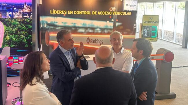 Presidente de la Republica Oriental del Uruguay visita stand de iParkings